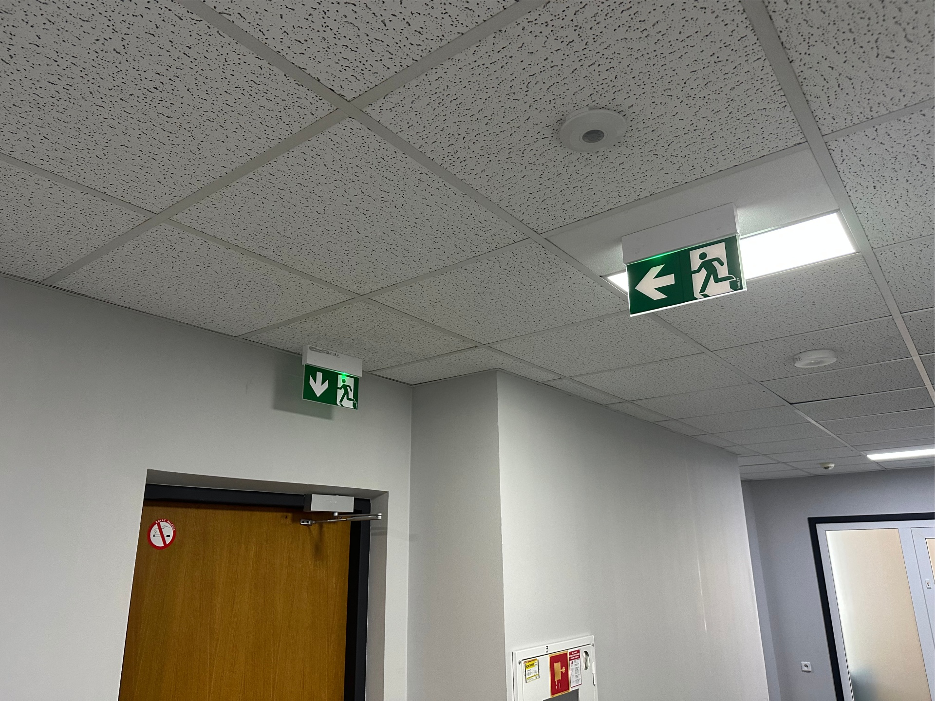 Instalacja oświetlenia awaryjnego i ewakuacyjnego