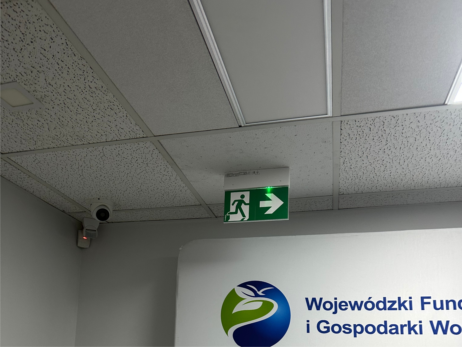 Instalacja oświetlenia awaryjnego i ewakuacyjnego