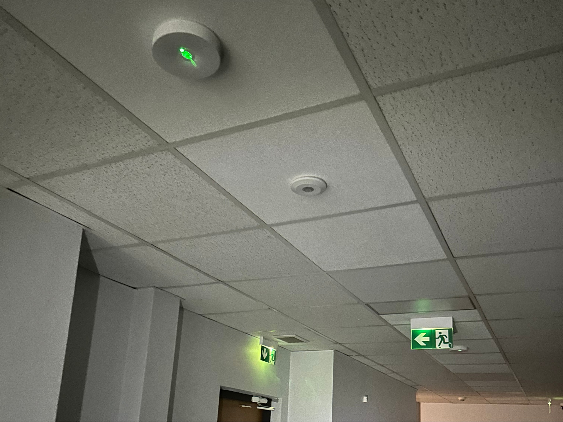 Instalacja oświetlenia awaryjnego i ewakuacyjnego