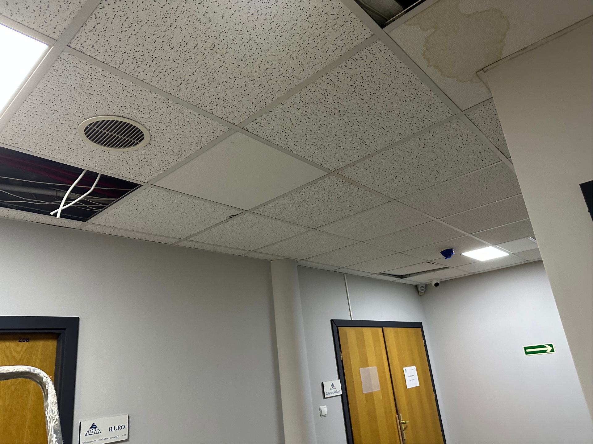 Instalacja oświetlenia awaryjnego i ewakuacyjnego