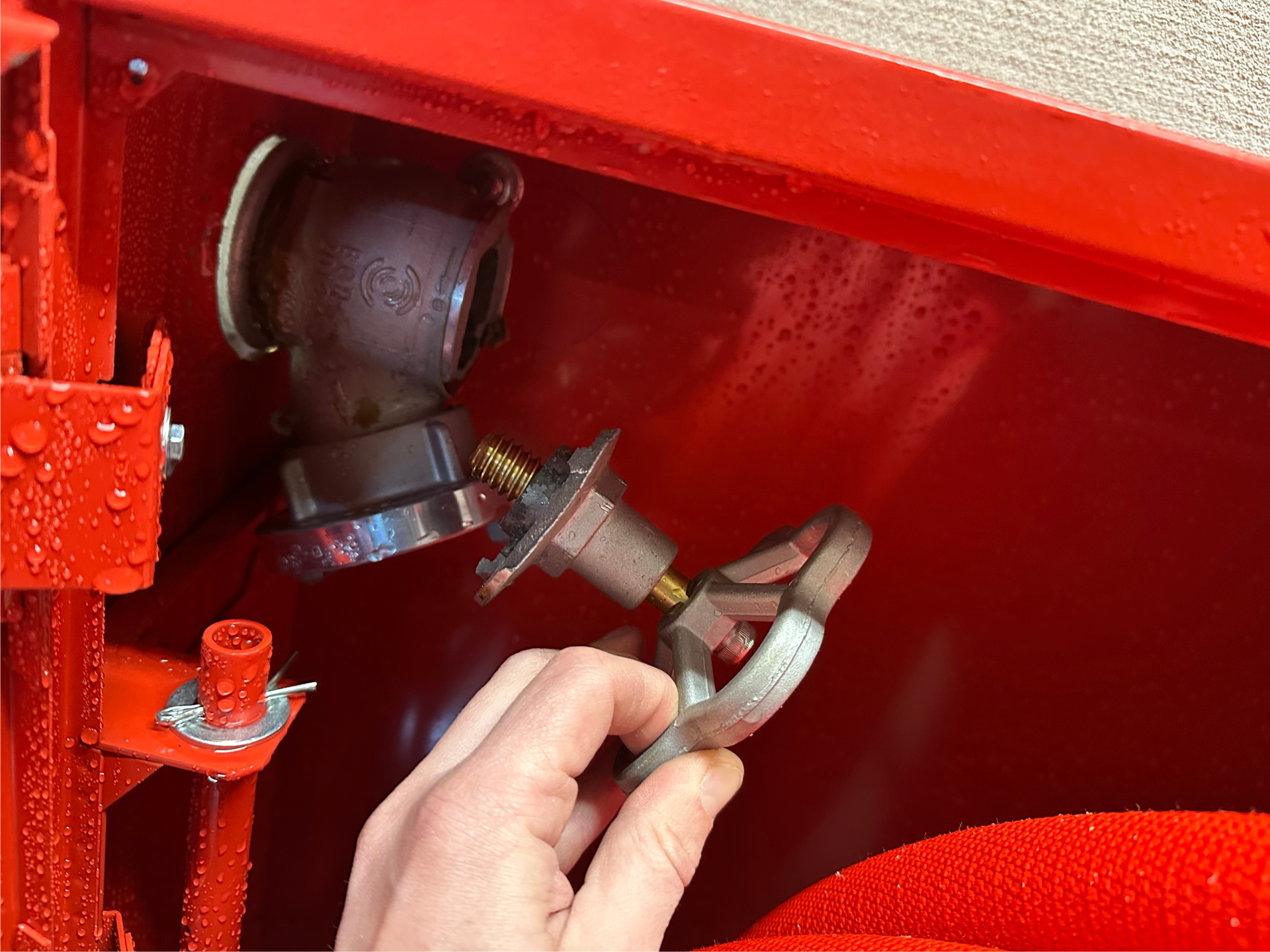 wymiana zaworu hydrantu z aluminiowego na mosiężny